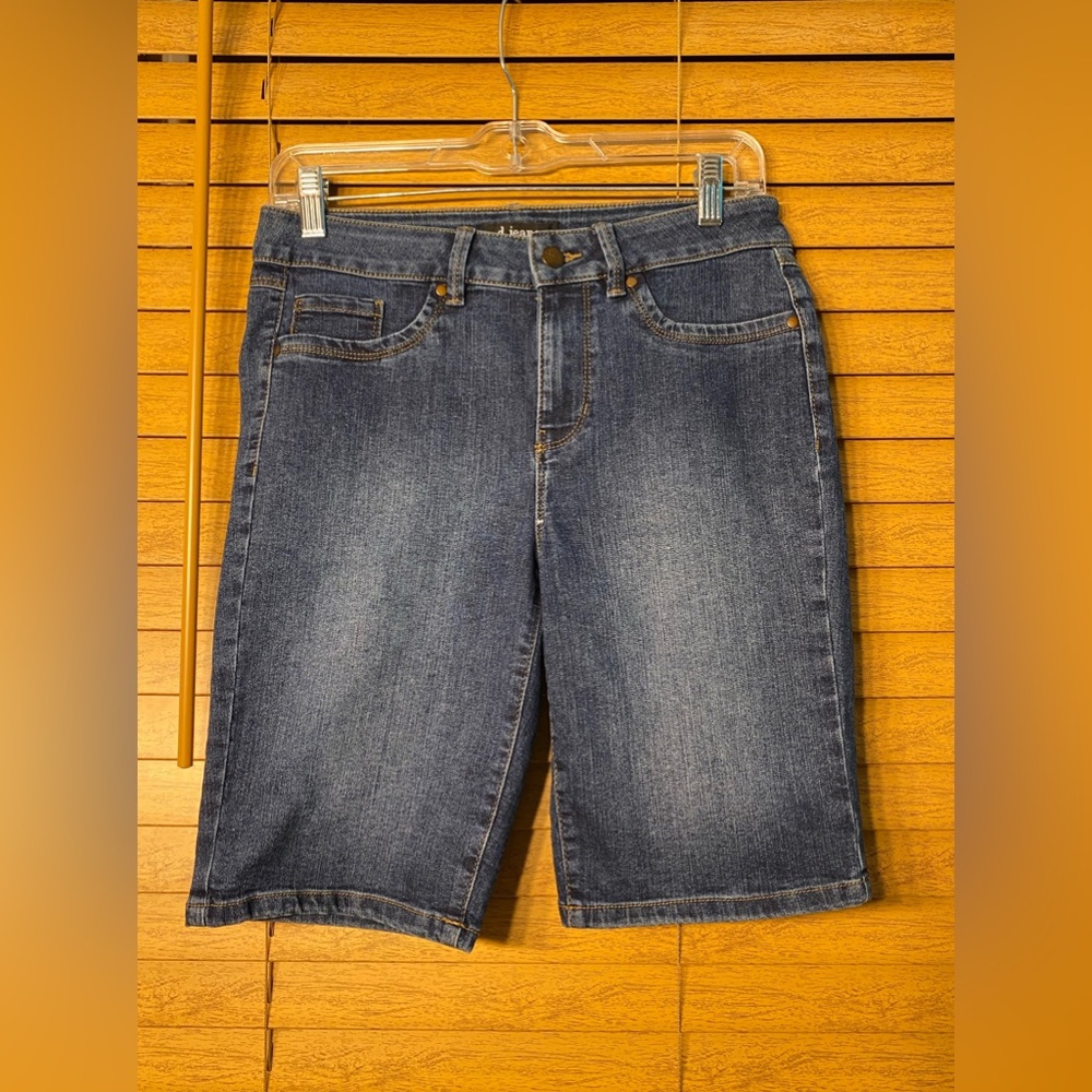 D. Jeans Denim Bermuda Shorts Size 6 Stretch